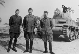 Balotta (centro) junto a dos oficiales de la División Ariete.