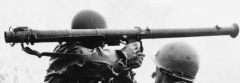 Un M9A1 Bazooka en posición de disparo.