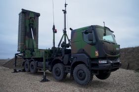 Vehículo lanzador de un sistema SAMP/T sobre camión Renault del Ejército del Aire Francés.