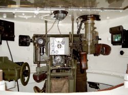Interior de la torreta de un carro ligero soviético T-26, a la izquierda podemos ver el mando manual de giro de la torreta empleado por el artillero.