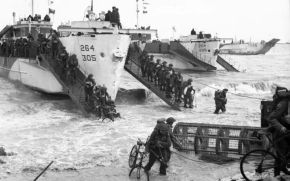 Tropas de refuerzo de la 50.ª División de Infantería (Northumbrian) desembarcando de una LCI en Gold Beach el 6 de junio de 1944.