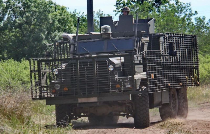 Archivo:UA marines with Mastiff 3.jpg