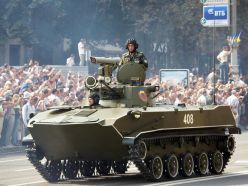 Un blindado BMD-2 ucraniano armado con un lanzador de misiles 9K111 Fagot.