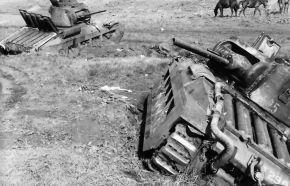 Dos Matilda en servicio soviético abandonados durante la Segunda Batalla de Járkov en mayo de 1942.