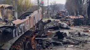 Restos de un convoy ruso atacado por las fuerzas ucranianas en la calle principal de Bucha, en el Óblast de Kiev, entre los cuales hay varios BMD-2 totalmente destrozados. Foto del 6 de abril de 2022, en primer plano se puede ver una pintada en contra de Putin realizada a posteriori (¡Putin juyló!).