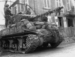 Este carro M4 Sherman, recubierto de sacos terreros, puede que no resistiera un Panzerfaust pero estaría bastante bien protegido contra una carga magnética.