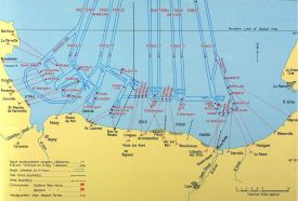 Mapa en el que se muestran los canales abiertos por los dragaminas, posiciones de los buques, y objetivos bombardeados antes de la Hora H del Día D.