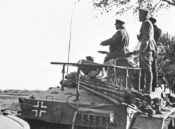 El Oberst Kurt von Jesser, comandante del 36. PzReg alemán, observa el avance de la unidad sobre su carro de mando Panzerbefehlswagen III Ausf. F.