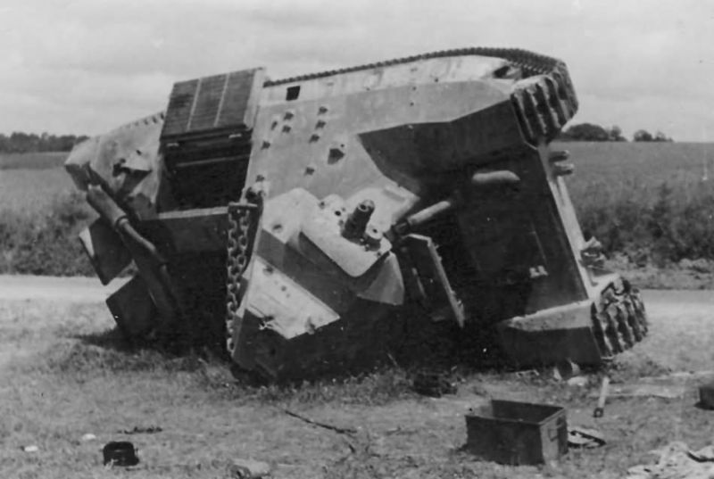 Archivo:Knocked-out FCM36 tank.jpg