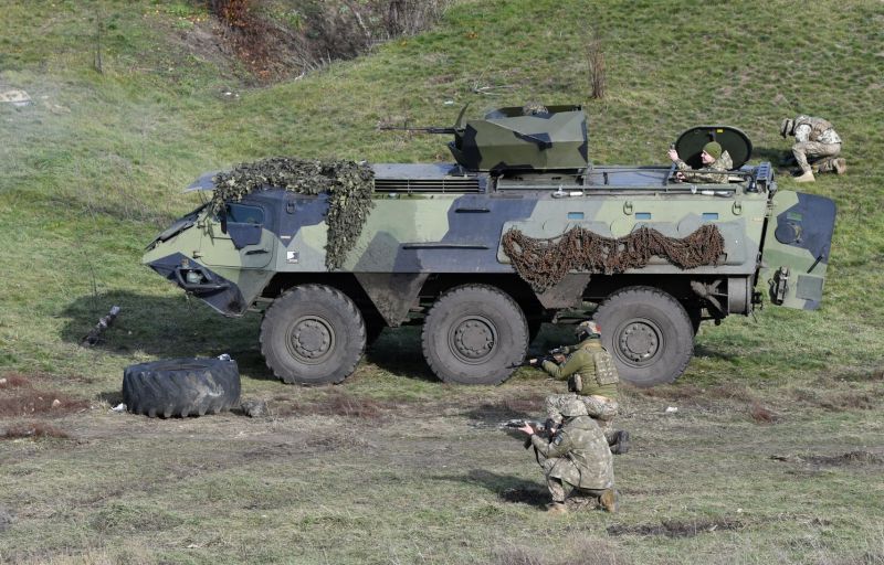 Archivo:UA marines Sisu XA-180 02.jpg