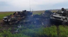4 Bradley abandonados (2 destruidos y 2 dañados) junto a un carro de combate T-64BV durante los avances a través de campos minados en torno a Robotyne. Vídeo grabado de este un carro de combate ucraniano que pasa al lado una vez controlada la zona en julio de 2023.[25]