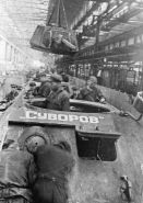 Trabajadores de una fábrica de T-34 preparándose para instalar la torreta desde una grúa.