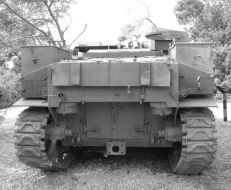 Parte trasera del M7 Priest original, basado en el chasis del M3 Lee con su motor radial Continental R-975 C1.