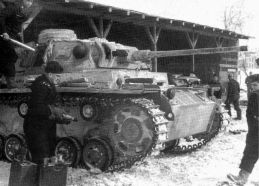 Tripulación reamunicionando un Panzer III de cañón L/60 durante la campaña de invierno de 1942 en Stalingrado.