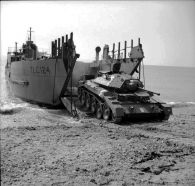 Un Crusader de las Home Forces practicando un desembarco anfibio en una playa de Inglaterra. Abril de 1942.