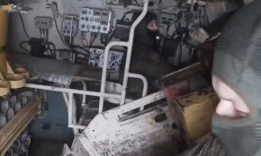 Fotograma de un vídeo en el que se muestra el interior de un 2S3 Akatsiya ruso durante una acción de combate disparando varias veces.[1]