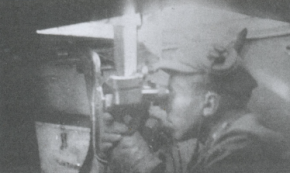 Comandante de un Ferdinand usando un periscopio en su escotilla abierta. La posterior introducción de la cúpula de StuG III en el Elefant facilitó que el comandante observara todo su entorno en una posición más segura.
