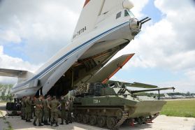 Un BMD-4 siendo embarcado en un avión de carga ruso en 2018.