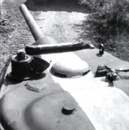 Delante de la escotilla del techo de este T-34 Mod. 1941 vemos de izq. a der. el visor periscópico PT-4-7, el extractor de humos y la tapa del agujero para un segundo visor periscópico.