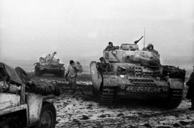 En diciembre de 1943, los carros alemanes Panzer IV, seguidos por granaderos panzer, avanzaban lentamente por un desolado paisaje ucraniano, que un día podía estar cubierto de barro hasta las rodillas y al siguiente, helado. Para la tercera semana de enero, los alemanes estarían completamente rodeados por el Ejército Rojo.