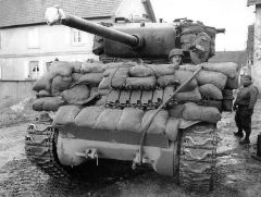 Un M4 Sherman cubierto de sacos de tierra y otros elementos de protección improvisados.