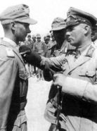 Halm recibiendo la Cruz de Caballero de manos del mariscal de campo Erwin Rommel.