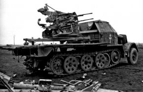 Versión blindada de la variante antieérea Sd.Kfz. 7/1, armada con un cuádruple cañón 2 cm Flakvierling 38.