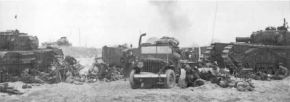 En esta fotografía tomada en la playa Gold se pueden apreciar dos tanques de ingenieros Churchill AVRE.