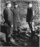 Generales soviéticos Iván Kónev (centro) y Gueorgui Zhúkov (der.) dando indicaciones a un oficial cerca del campo de batalla en Kursk, 1943.