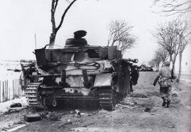 Un Panzer IV Ausf. J destruido durante la Batalla de las Ardenas.