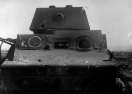 Un KV-1 de los primeros modelos perforado en 1943 por el proyectil de 88 mm de un Tiger desde una distancia de 1.500 metros.[25]