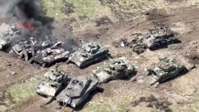 Un Leopard 2A6 inmovilizado junto a varios M2 Bradley de la 47.ª Brigada Mecanizada en las primeras fases de la contraofensiva en Zaporiyia.