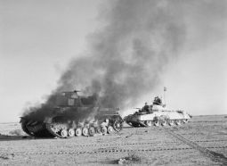 Un tanque británico Crusader pasando junto a un Panzer IV en llamas durante la Operación Crusader, noviembre de 1941.