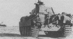 Un Panther de la 1.PzDiv tras abatir a un T-34 soviético en noviembre de 1943. Una de las pocas imágenes reales existentes de un duelo entre estos dos carros de combate.