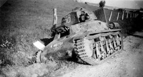 Un Hotchkiss H35 abandonado por el 1.er Regimiento de Coraceros.