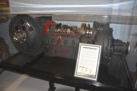 Caja de cambios ZF AK 7-200 seccionada y expuesta en el Museo de Tanques de Bovington.