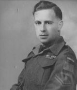 Ralph Charles Spencer era zapador en la Compañía A del Regina Rifle Regiment. Nada más salir de su lancha de desembarco en Nan Green, resultó herido en la pierna izquierda por fuego de ametralladora. A pesar de sus heridas y bajo intenso fuego, Ralph logró sacar del agua a seis hombres heridos y ponerlos a salvo. Por este acto de valentía, recibió la Medalla Militar.[53]