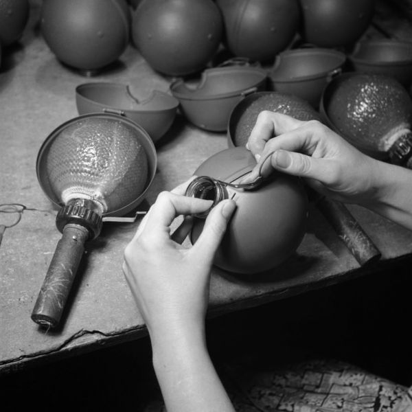 Archivo:Production of Sticky Bombs.jpg