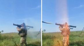 Soldado ucraniano disparando un Mk.153 SMAW en campo abierto, agosto de 2023.