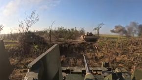 Sección de 3 vehículos Bradley operando en las afueras de Robotyne bajo fuego enemigo en agosto de 2023. Dos de ellos están equipados con blindaje reactivo BRAT.