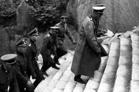 Hausser visitando el campo de concentración de Mauthausen junto a Himmler y otros miembros de las SS en 1941.