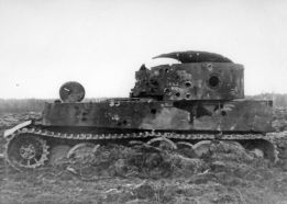 Restos de un Tiger contra el que se probaron distintos cañones tras ser destrozado finalmente por un Cañón de campaña de 122 mm Mod. 1931/37 (A-19).