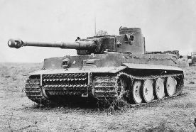 El Tiger 131 tal como lo abandonó su tripulación el 20 de abril de 1943 en Djebel Djaffa, Túnez. Se puede apreciar como no tenía las ruedas externas del primer eje.