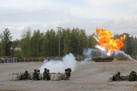Simulación de ataque superior de sobrevuelo (OTA) realizado por el Ejército Finlandés sobre un blindado BMP-2.