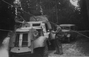 Este AAC-37(f) alemán está armado con una ametralladora MG 34 en la torreta y tiene anulada la ametralladora del casco.