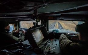 Interior del mismo vehículo. En la parte trasera llevan los sistemas de control de la estación de armas y varios misiles de repuesto, al menos 4.