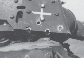 Una torreta de KV-1E que recibió tres impactos, sólo uno de los cuales penetró el blindaje.