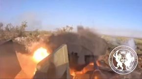 Fotograma del momento del impacto en el vehículo que graba, el proyectil hace explosionar el blindaje reactivo lateral y no afecta al funcionamiento del vehículo.