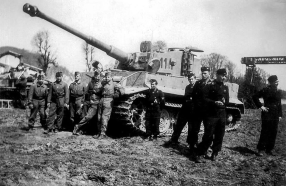 Tripulantes de Tiger I húngaros junto a sus instructores alemanes.