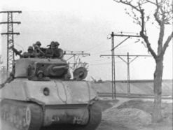 Otro M4A3E2 con más blindaje improvisado, esta vez con una capa de hormigón aplicada en el glacis.